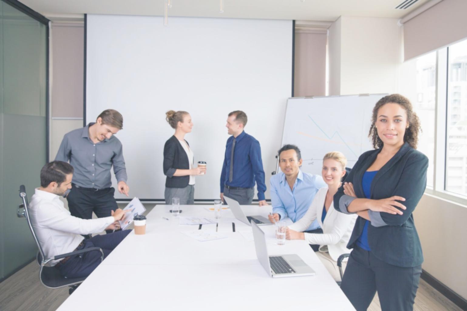 Session de formation en groupe avec supports visuels sur la gestion budgétaire