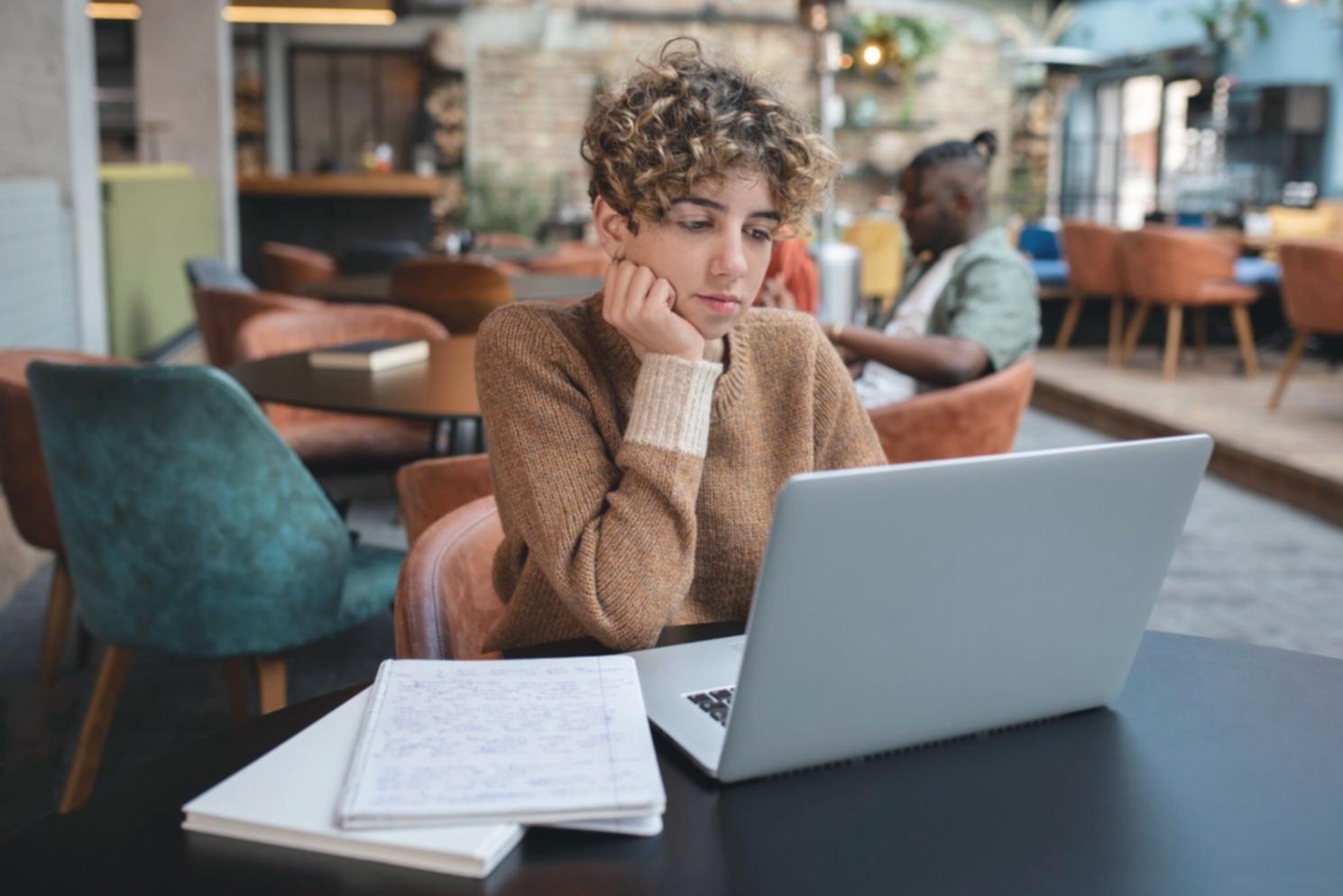 Bureau de consultation financière moderne avec documentation budgétaire